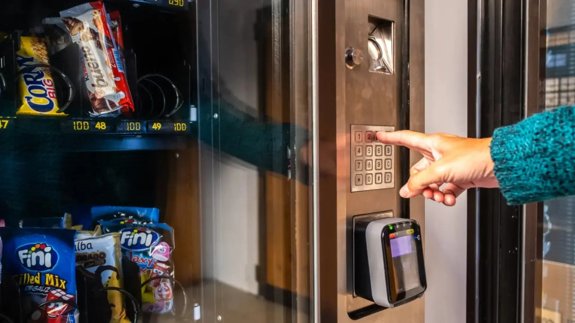 Испания меняет питание в больницах: автоматы с едой станут здоровее