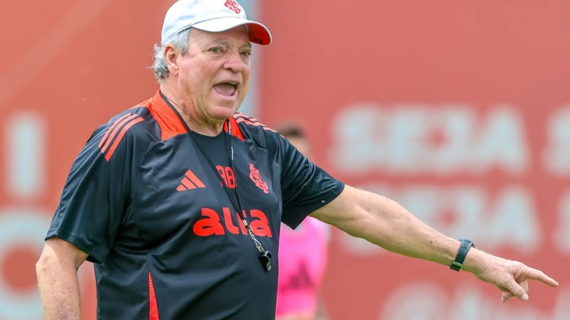 El comentario de Abel Braga a su regreso al Internacional de Porto Alegre: "No quiero que el equipo vista de rosa, parecen maricas"