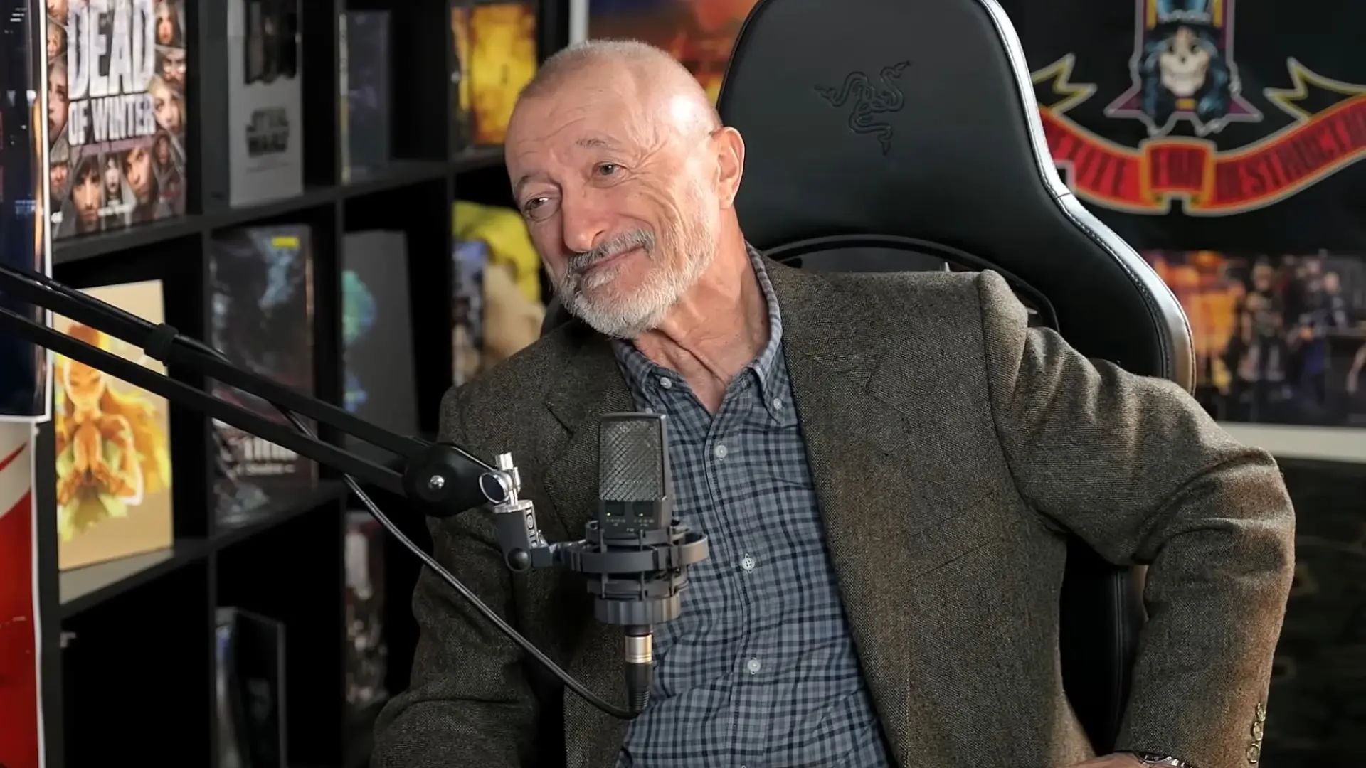 Pérez-Reverte advierte sobre la juventud: "Les hemos engañado [...] y podrían optar por el cóctel molotov, por reventar el sistema"