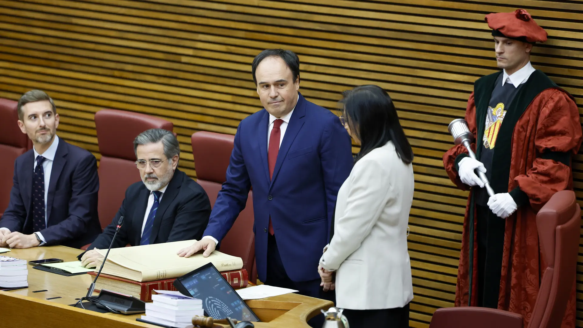 Llorca pide perdón a las víctimas de la DANA "como 'president' y en nombre de la Generalitat" y anuncia una "nueva etapa"