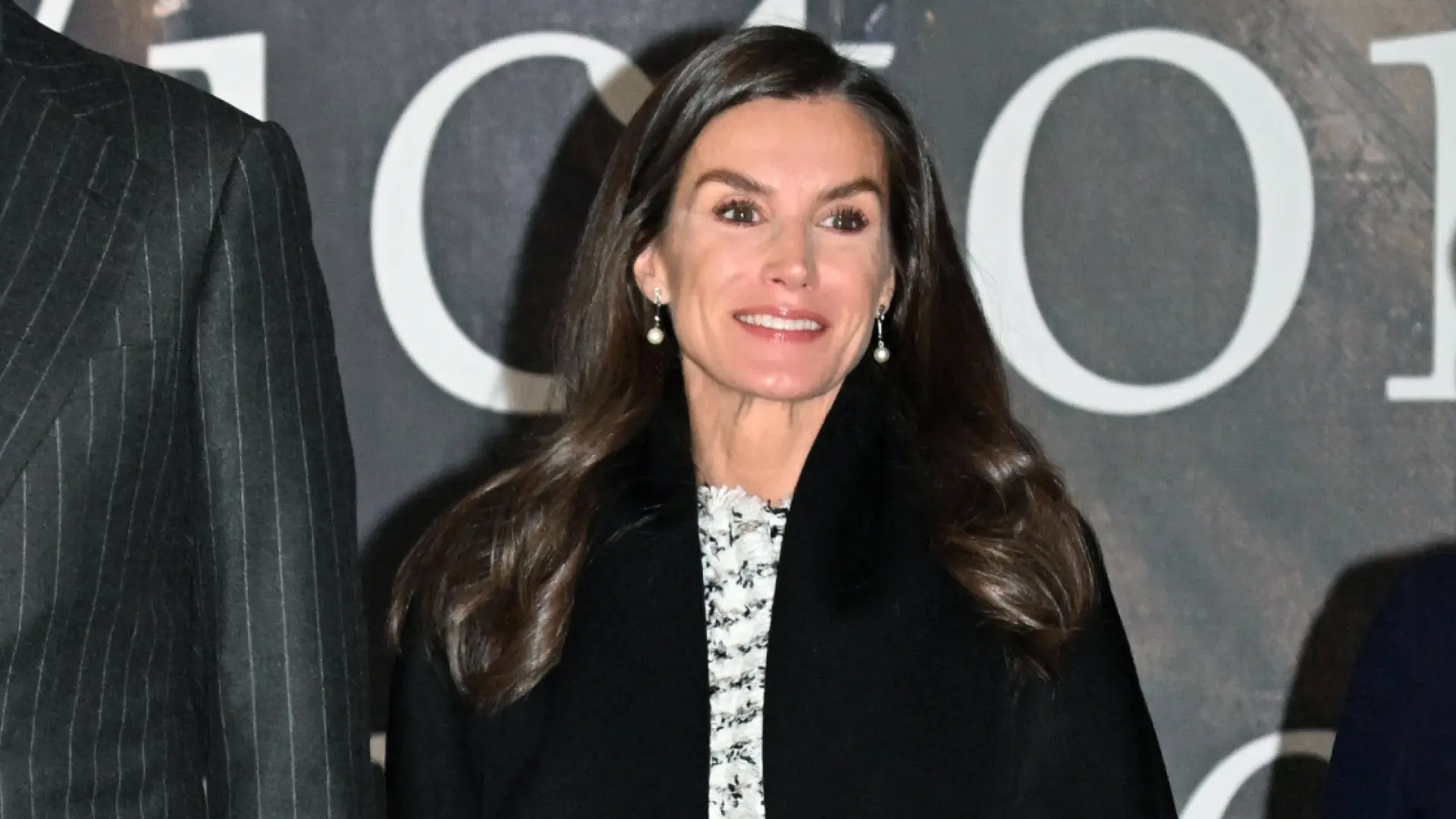 La reina Letizia estrena un nuevo conjunto que parece de Chanel, pero que está hecho por mujeres víctimas de la trata