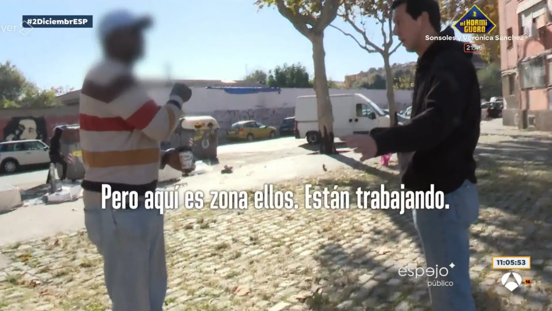 Los okupas de un instituto de Badalona agreden a un equipo de 'Espejo Público' y destrozan la cámara