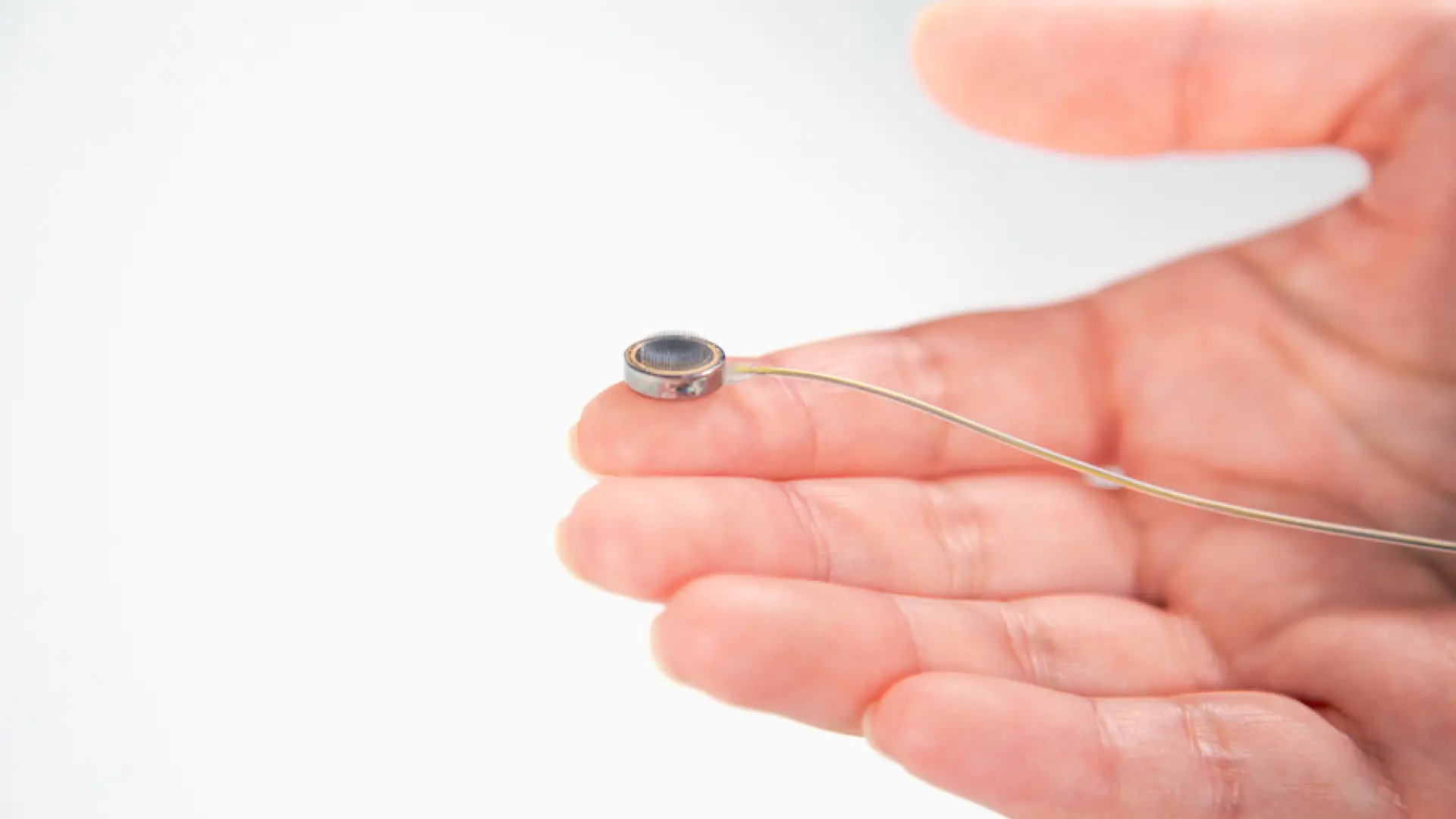 Autorizan el primer ensayo en humanos de un chip cerebral que restaura el habla a personas con parálisis cerebral