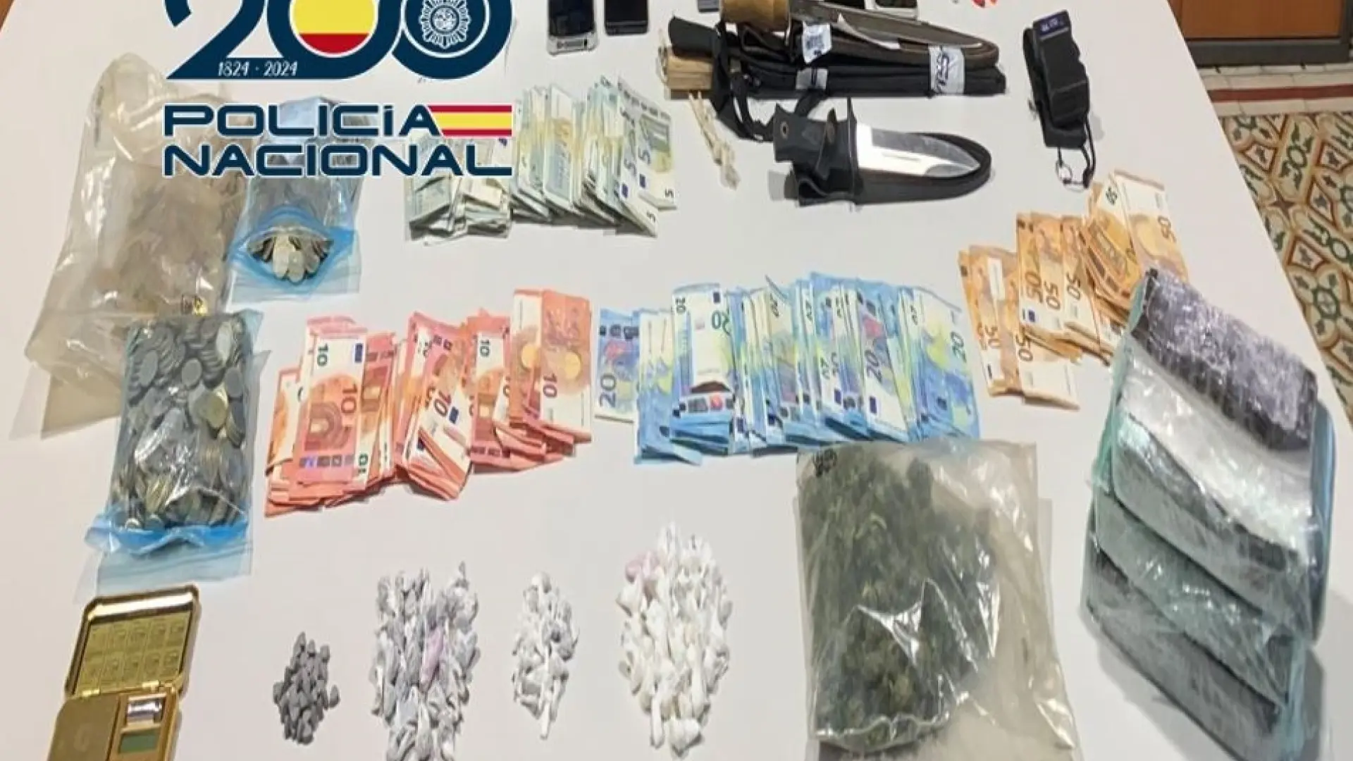 Seis detenidos tras ser desmantelados tres narcopisos con drogas, más de 4.700 € y tres machetes