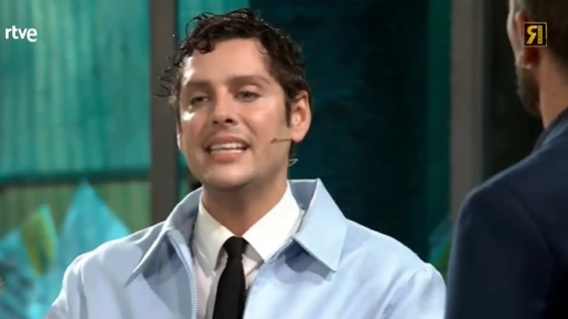 Касанова говорит о ВИЧ в эфире La Revuelta и клеит наклейку с месседжем