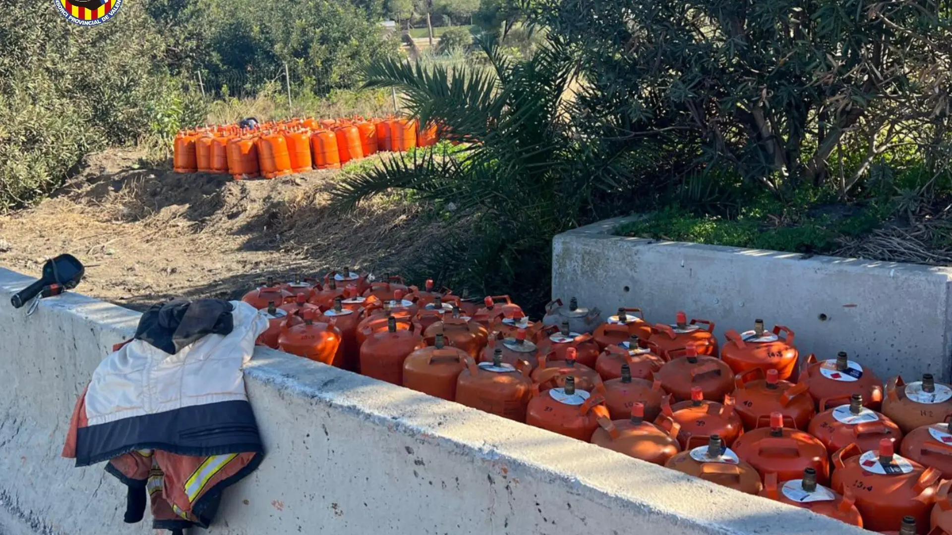 Грузовик уронил 210 баллонов бутана на автомагистрали A7 в Валенсии