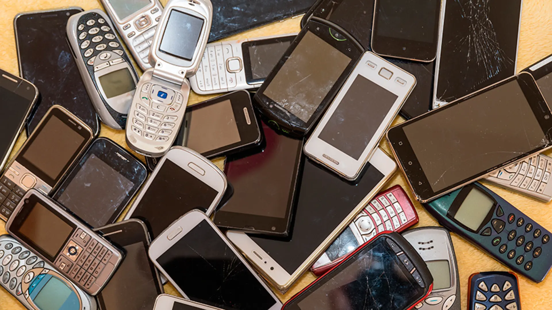 Барселона запускает новые сервисы по сбору мобильных и бутылок игристого вина