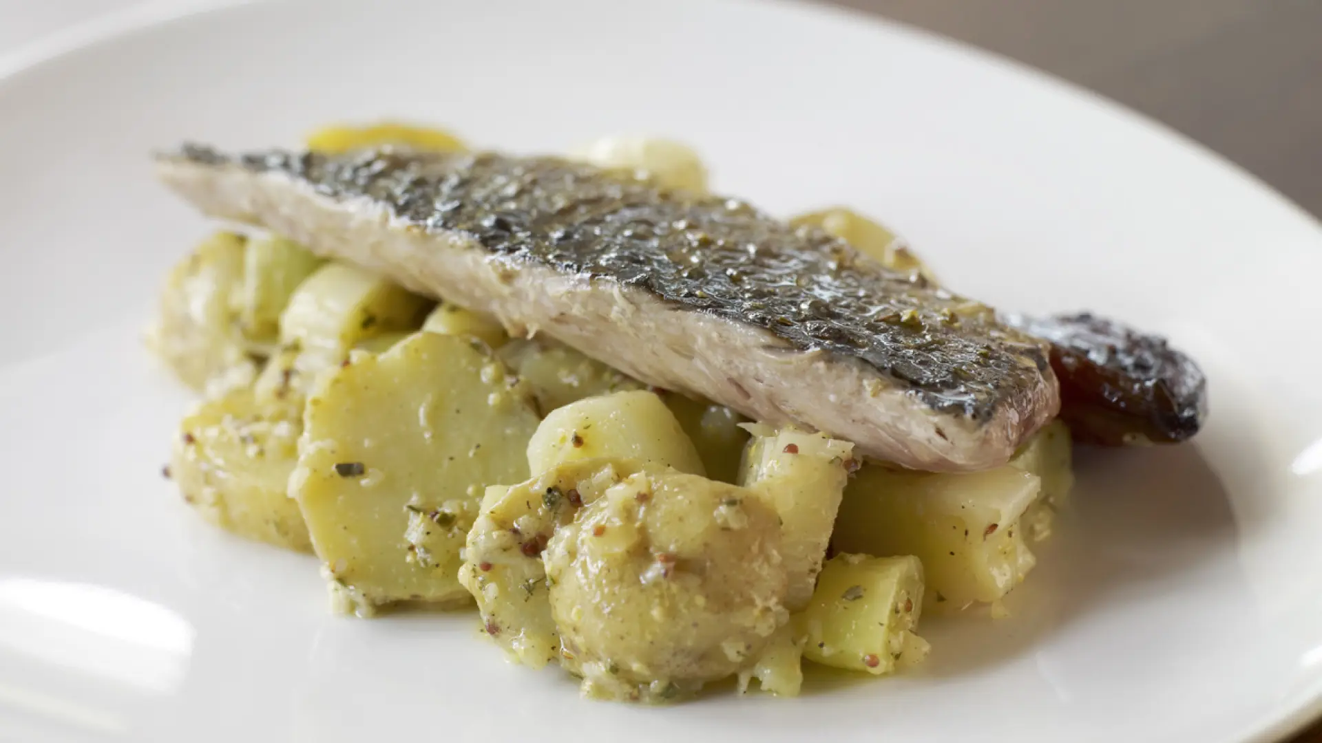 Lubina en costra de patata, una receta de un 3 Estrellas Michelin para sorprender en Navidad