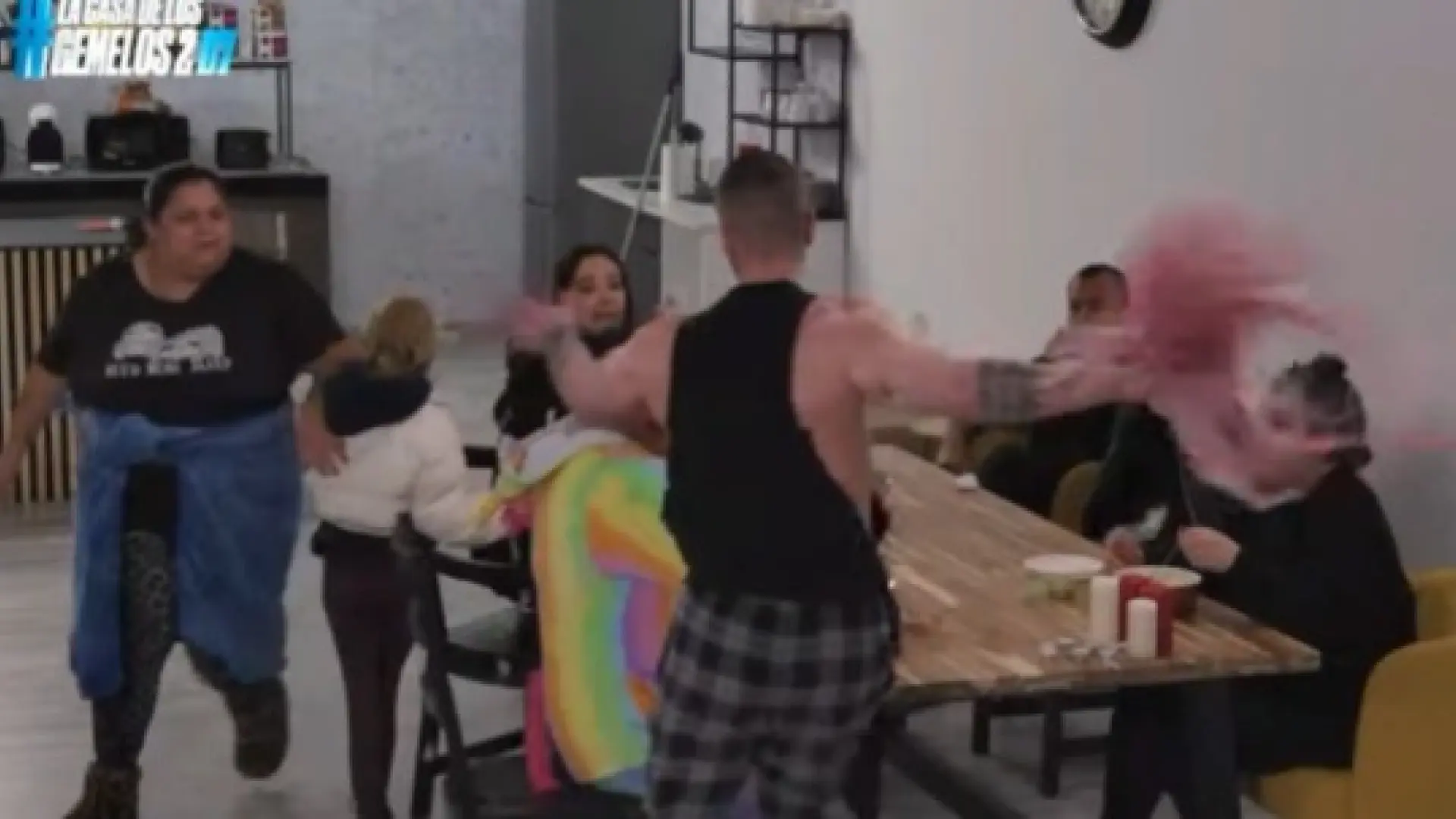 Labrador agrede a la 'drag' Cherilyn Divine y es expulsado de 'La casa de los gemelos 2'