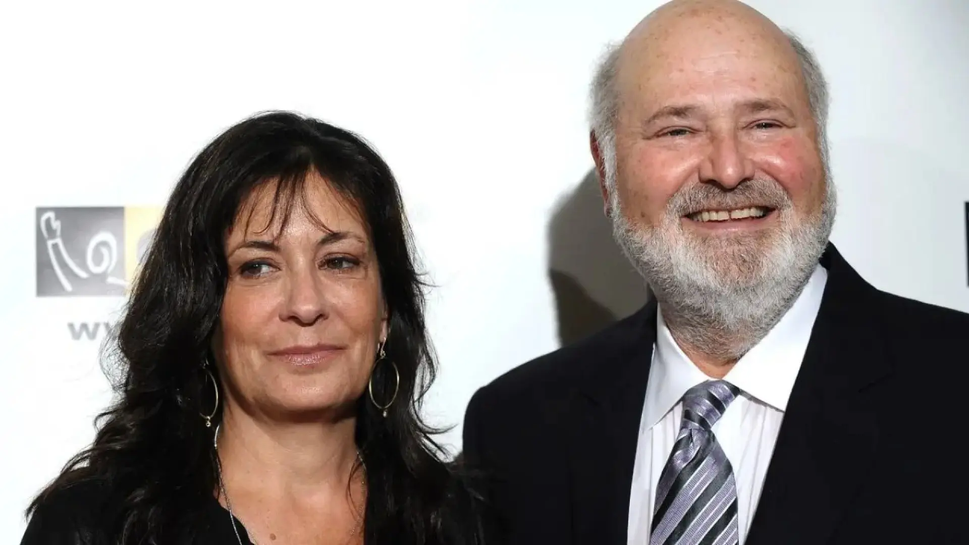 Revelan la causa oficial y el día exacto de la muerte de Rob Reiner y su mujer, asesinados por su hijo