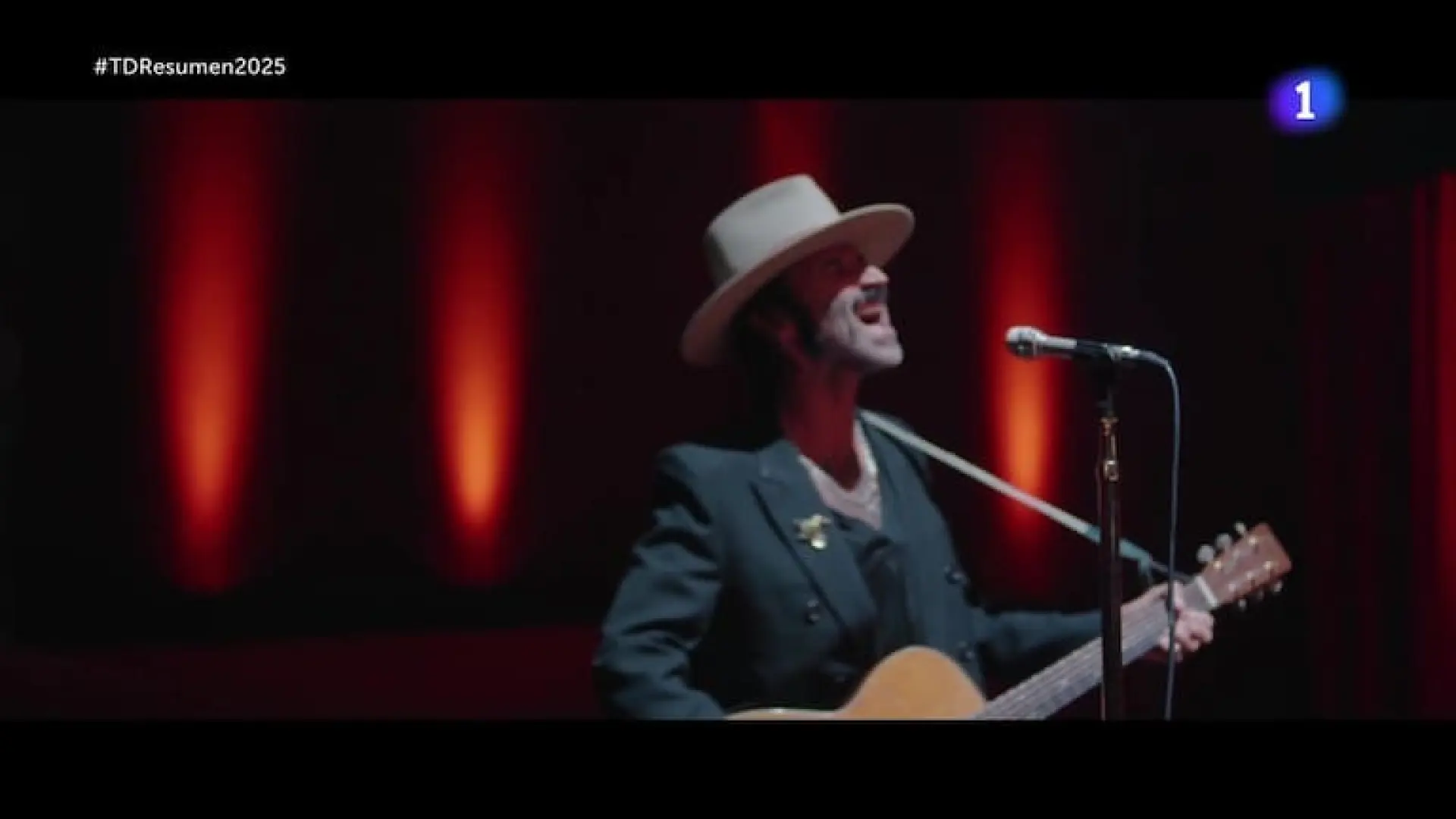 Leiva rinde un aplaudido homenaje a Robe Iniesta en el resumen especial de TVE de 2025