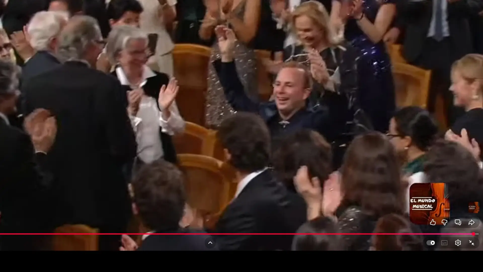 El director del concierto de Año Nuevo, Yannick Nézet-Séguin, se baja al pasillo para dirigir al público en la marcha Radetzky