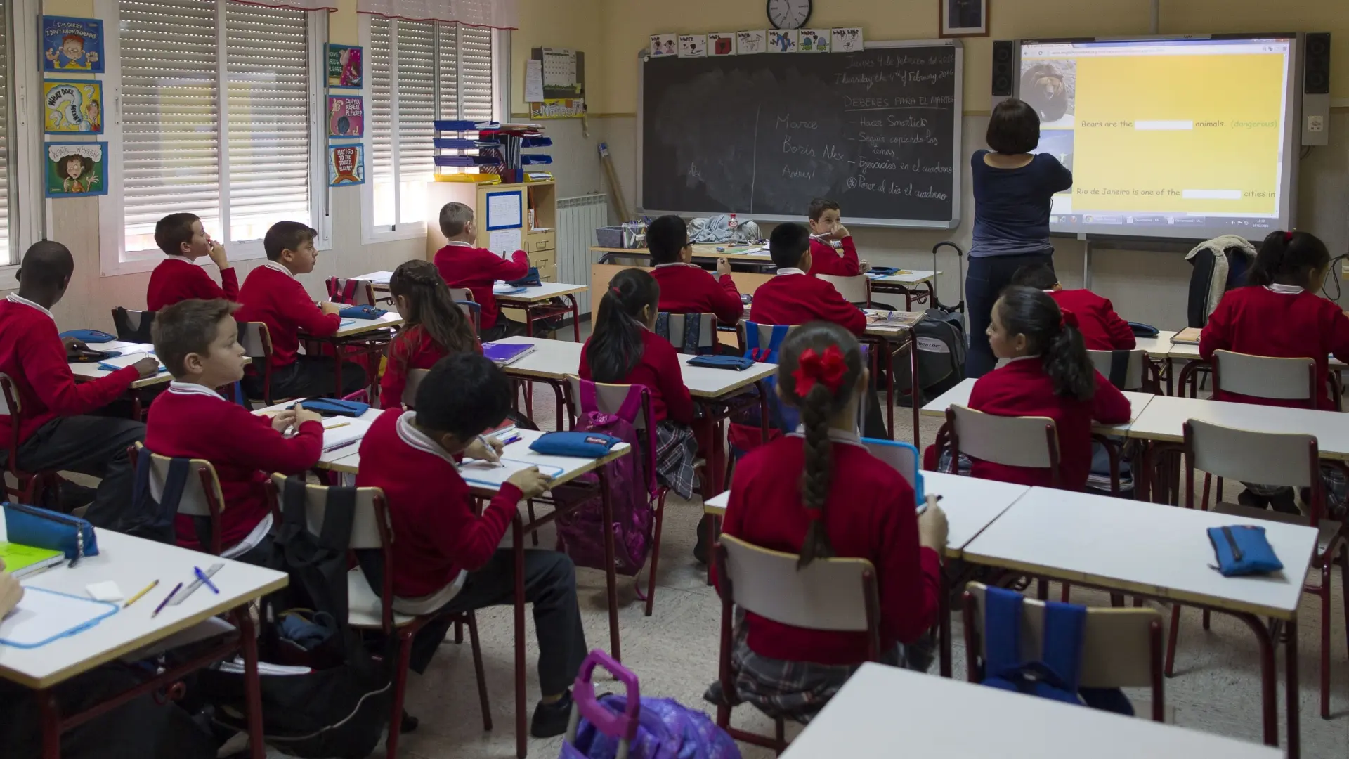 Los profesores de centros públicos de Madrid podrán usar la IA para diseñar contenidos de repaso o exámenes: un paso de gigante hacia la innovación educativa