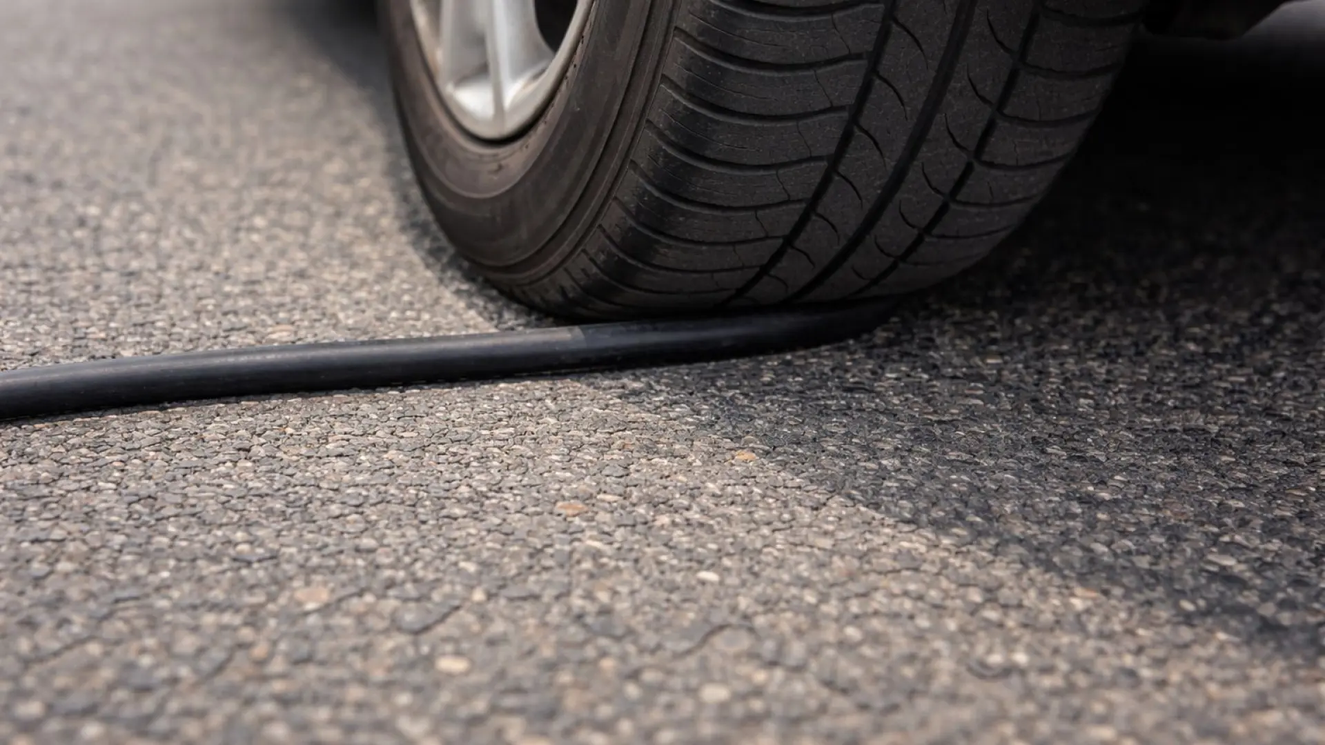 Los cables negros de la DGT que cruzan las carreteras de lado a lado: ¿Sirven para multar?