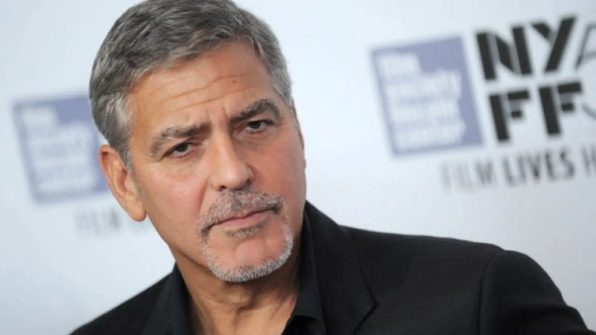 
         George Clooney califica de 'crimen de guerra' la amenaza de Trump a Irán y este le dice que el verdadero crimen son sus películas 
    
