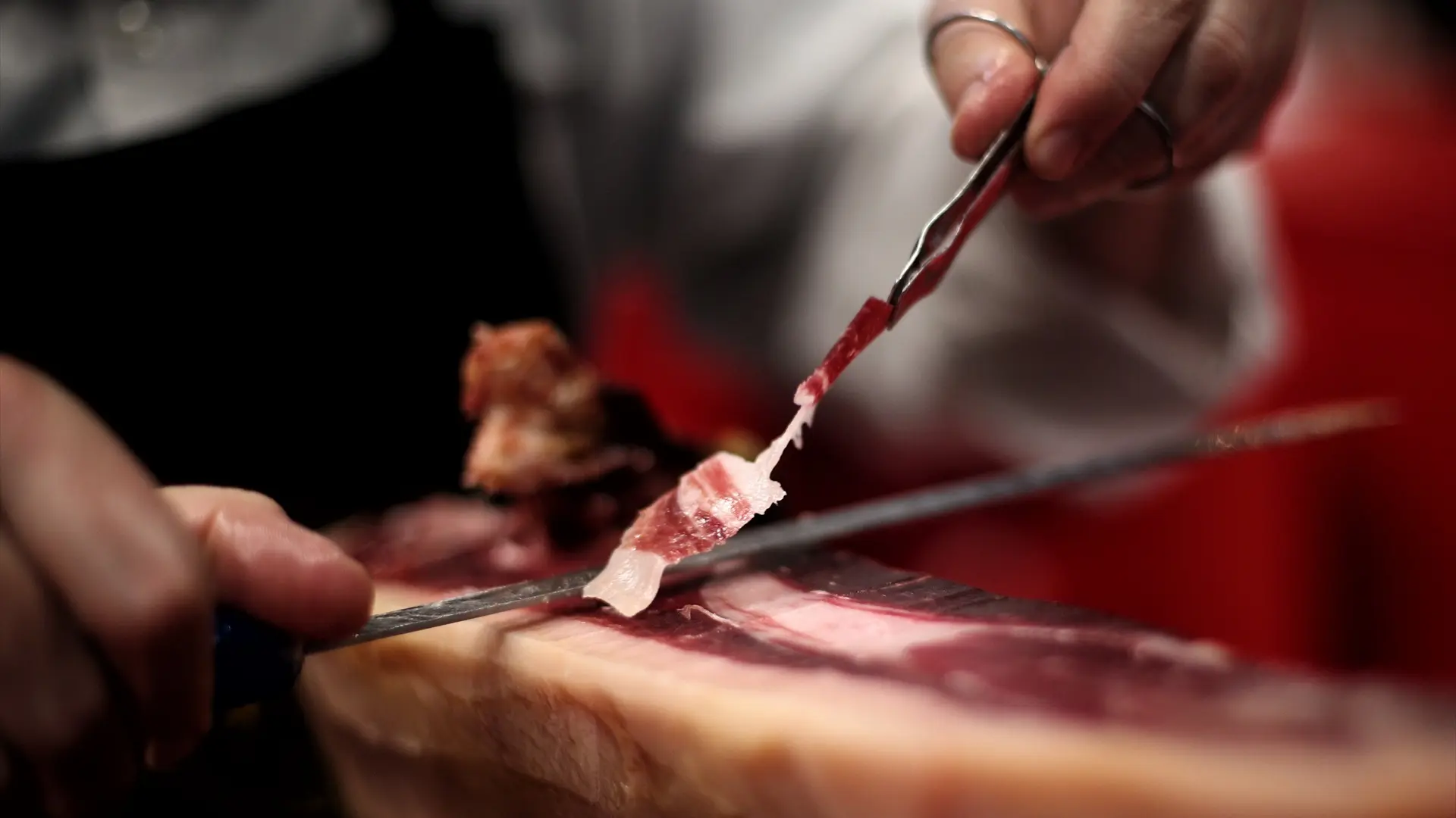 El Gobierno crea un título oficial de cortador de jamón