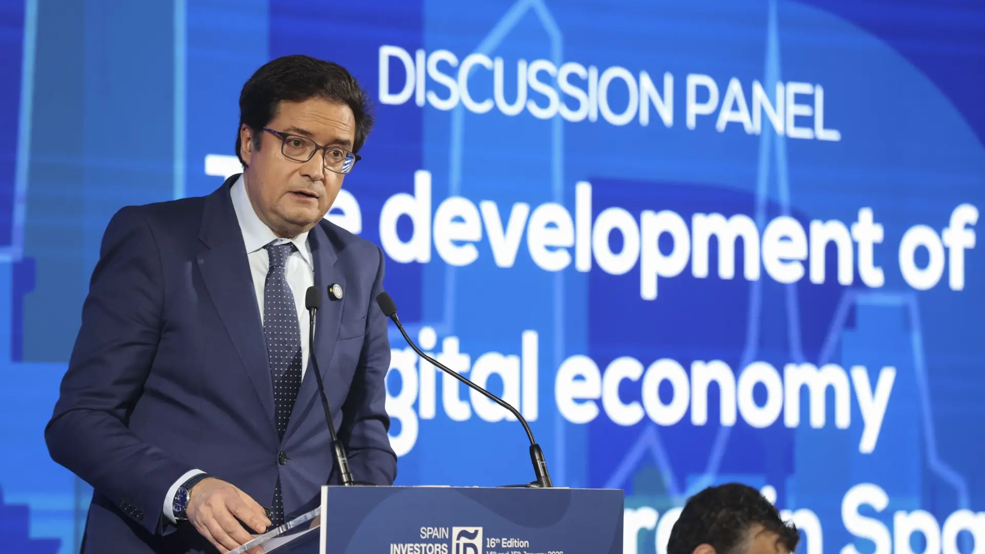 El Gobierno apuesta por un tándem Madrid-Cataluña para traer a España la gigafactoría europea de IA