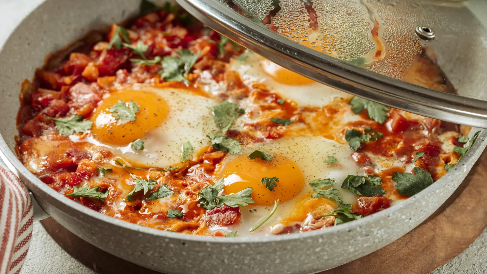 Huevos con carne, una receta barata, fácil de hacer y perfecta para el día a día