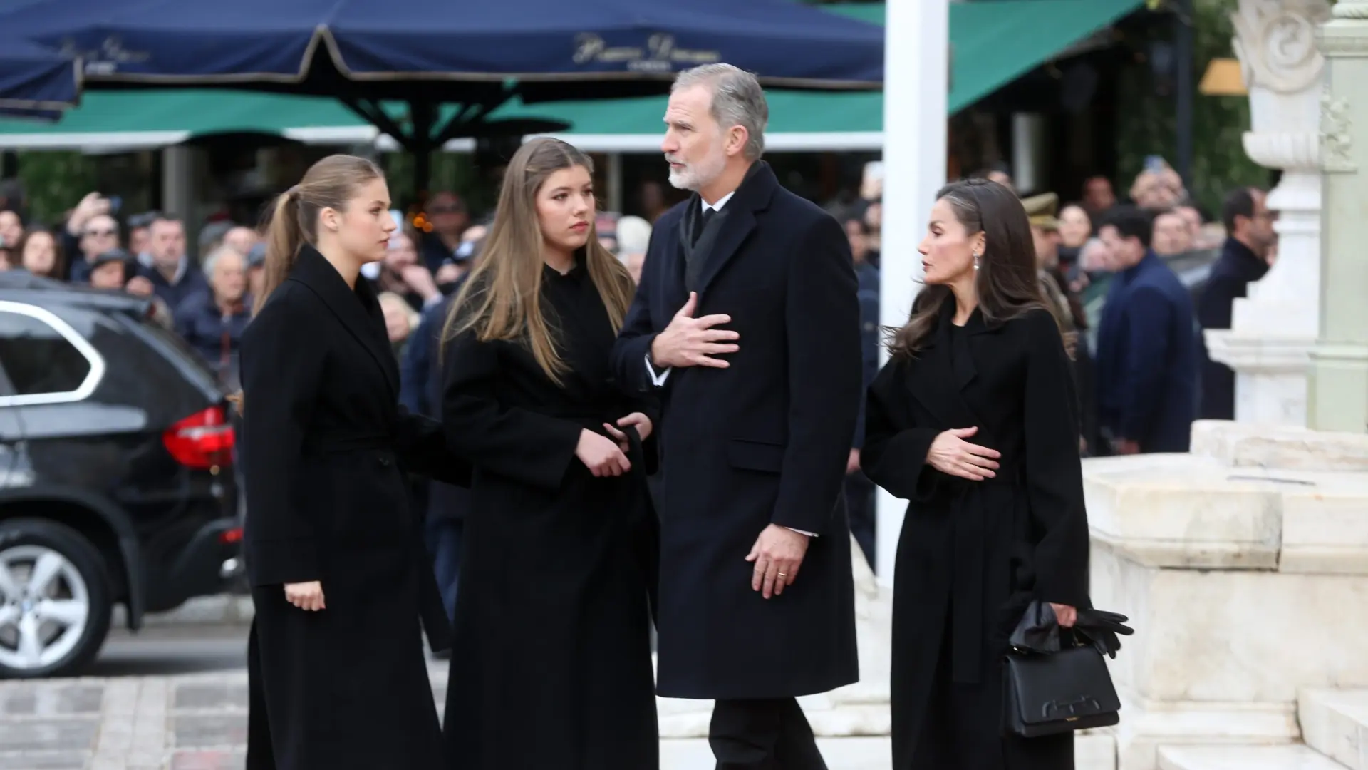 Los reyes presiden en Atenas el funeral de Irene de Grecia con la tristeza añadida del mortal choque de trenes en Adamuz