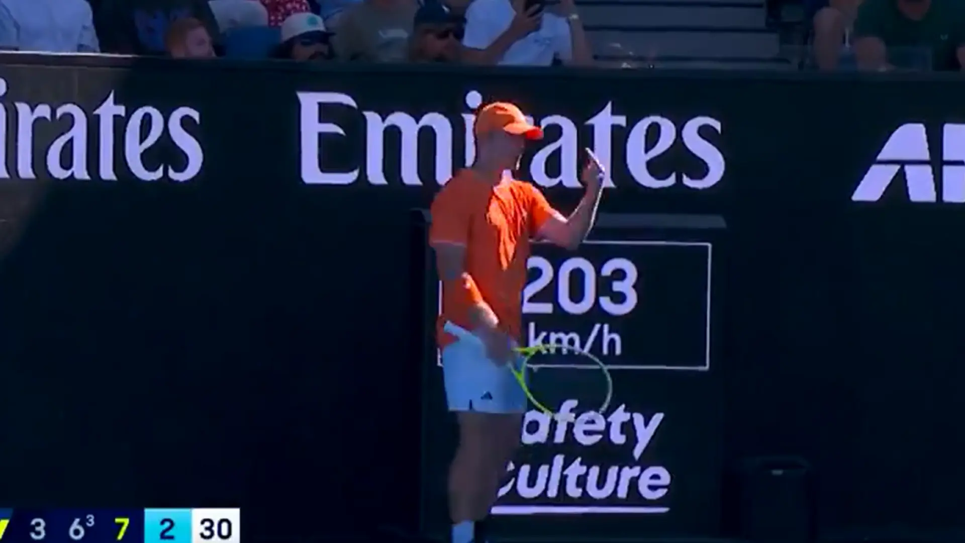 Alejandro Davidovich estalla y se encara con un aficionado por hacerle una peineta en el Open de Australia