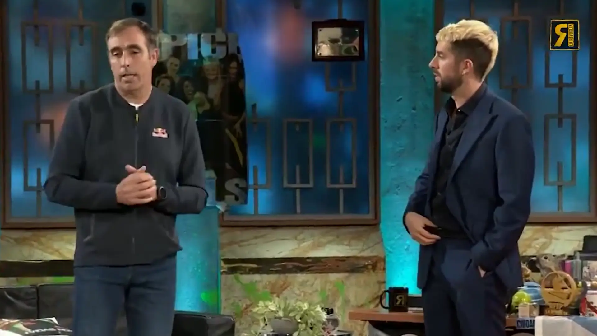 Nani Roma carga contra la baliza V16 en ‘La Revuelta’: «No se ve nada, mejor los cuatro intermitentes»