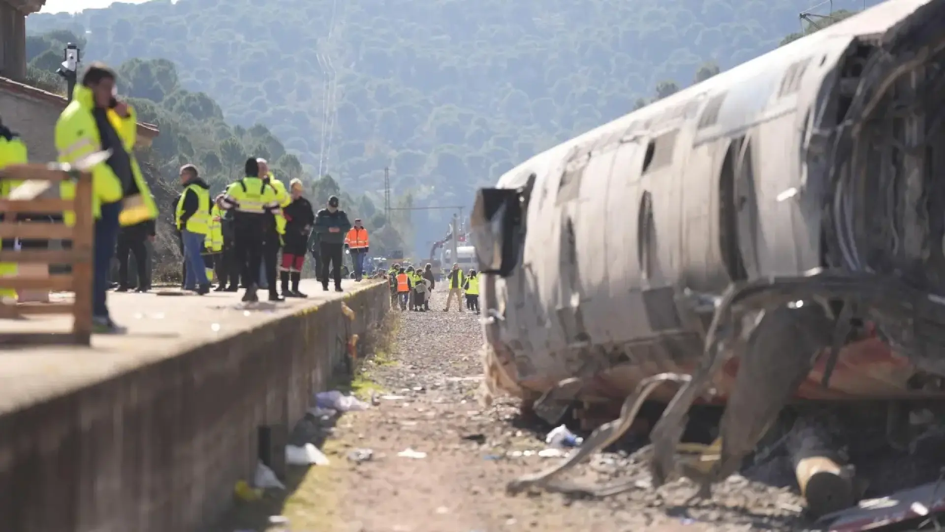 
         Adif retiró 36 metros de carril de la vía de Adamuz un mes después del accidente tras detectar que no aparecían en los registros 
    