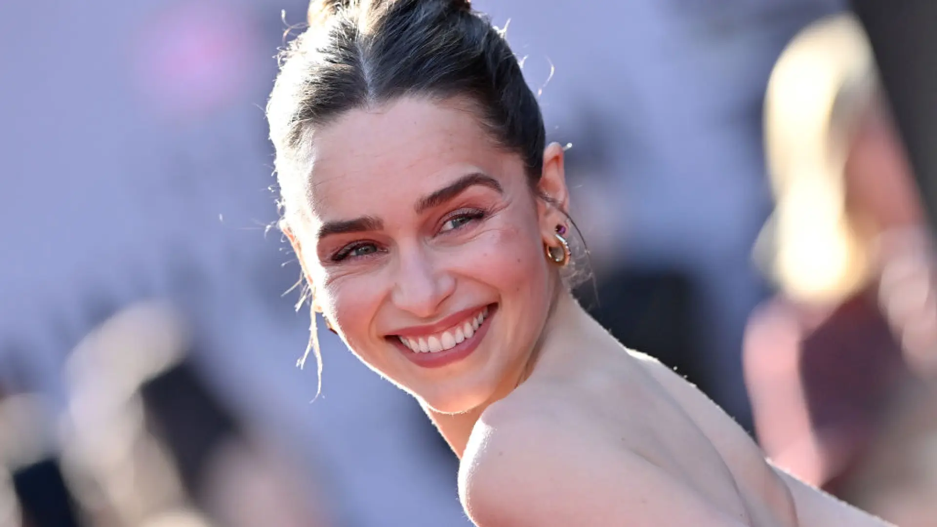 El accidente de Emilia Clarke rodando escenas de sexo con varios hombres: "No se rompió, solo se salió un poco"