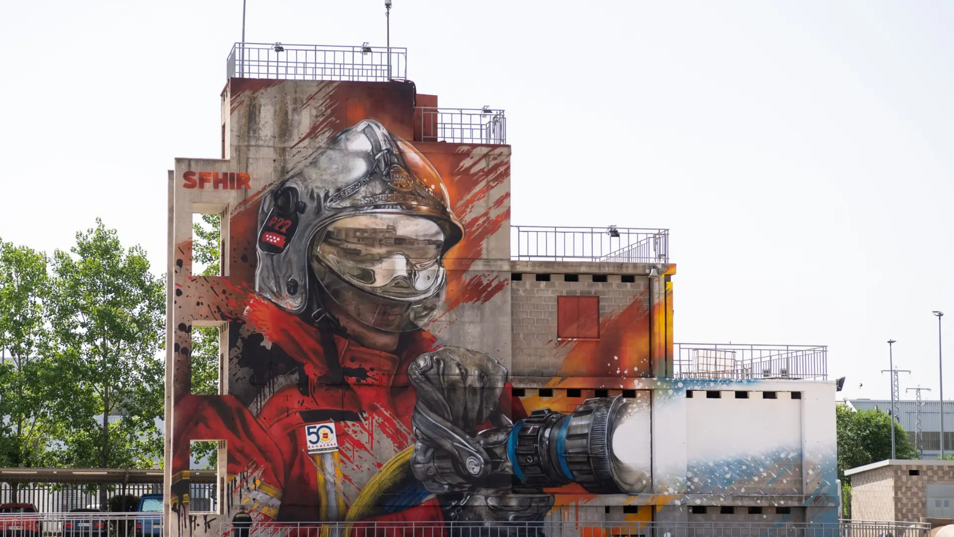 El impresionante mural en esta ciudad de Madrid que homenajea la labor de los bomberos