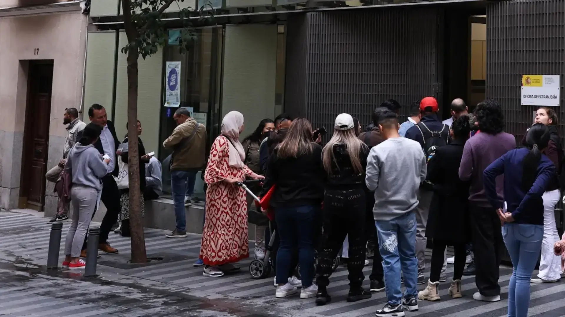 Claves de la regularización extraordinaria de 500.000 inmigrantes aprobada  por el Gobierno: plazos, beneficiarios, impacto...