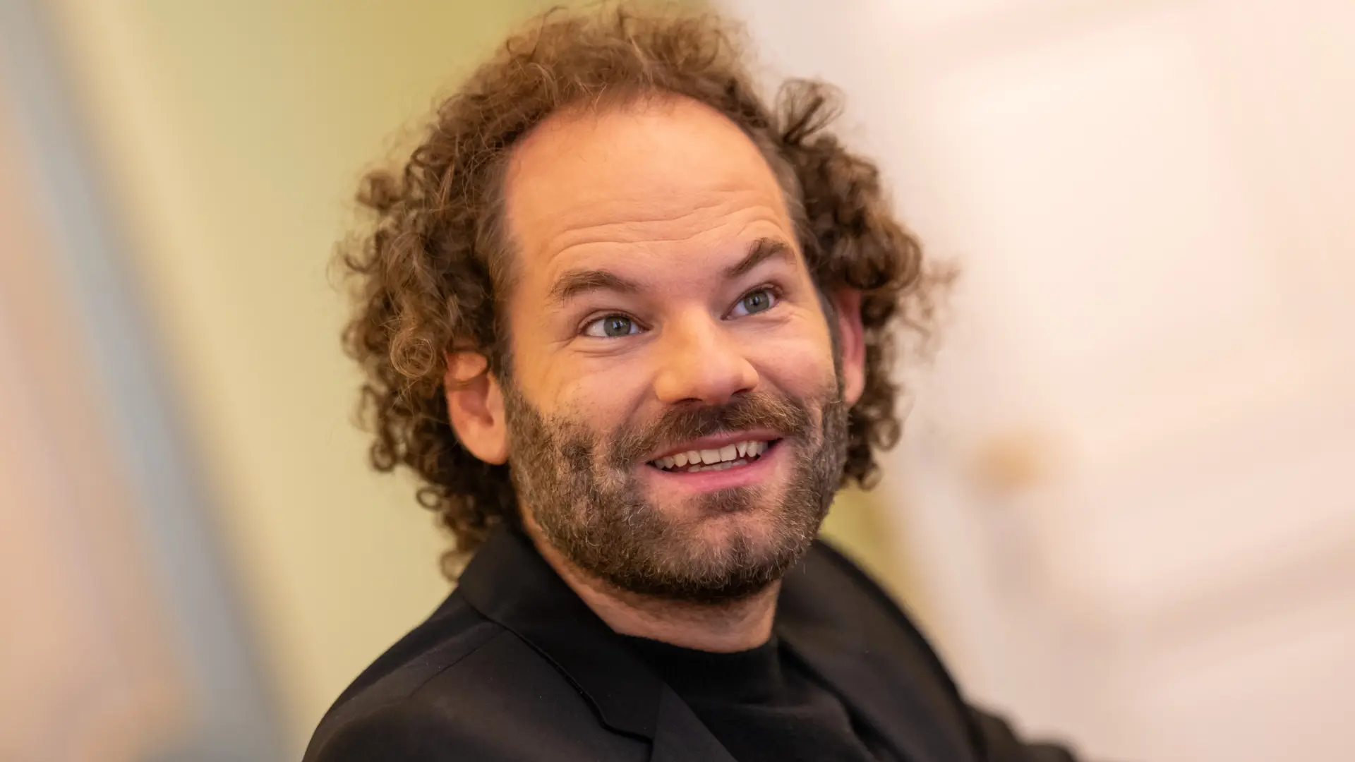 El cómico alemán Maxi Schafroth, multado en Groenlandia por intentar izar una bandera de EEUU: "Estas bromas tienen consecuencias"