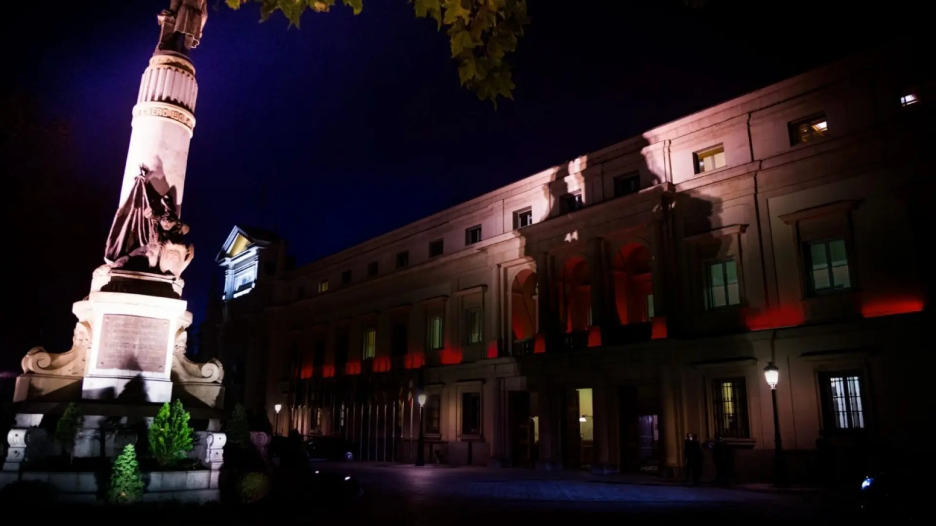 El Senado ilumina su fachada de rojo carmesí por el cumpleaños del Rey Felipe VI