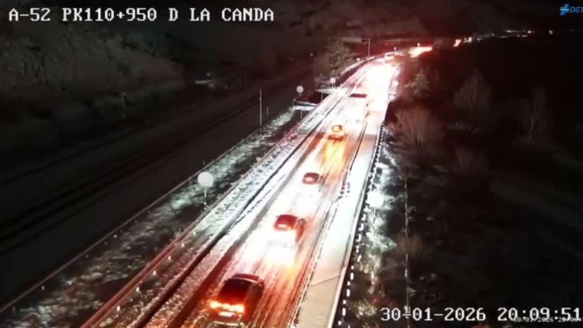 Una intensa nevada provoca el corte de 83 kilómetros de la autovía A-52 entre las provincias de Zamora y Ourense