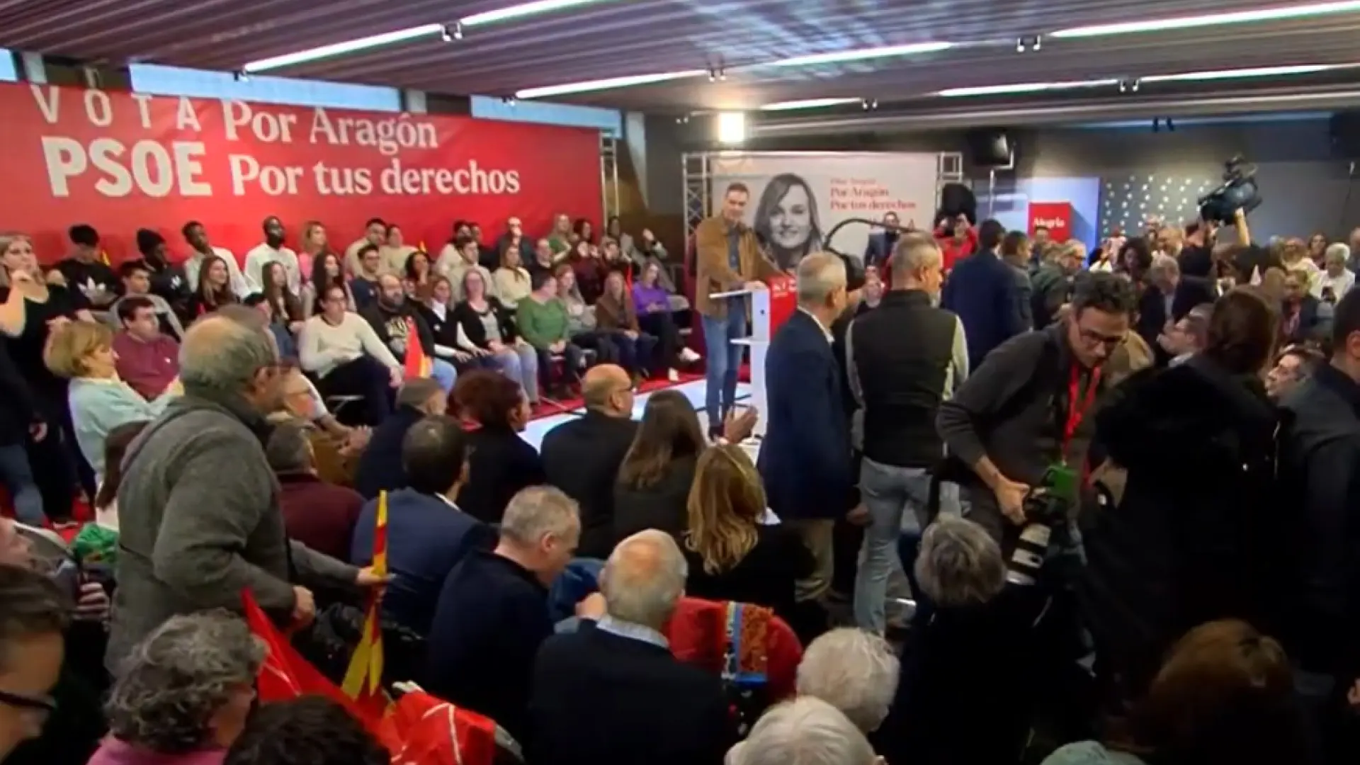 Pedro Sánchez es insultado por una concejala del PP en su mitin de Teruel y  este responde: "Quien insulta no tiene argumentos"
