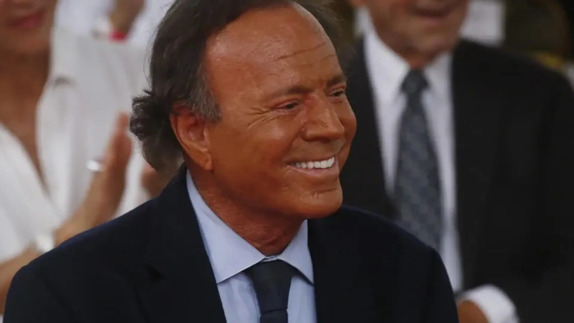 Julio Iglesias demanda a Yolanda Díaz por atribuirle "la condición de abusador sexual" en 'prime time'