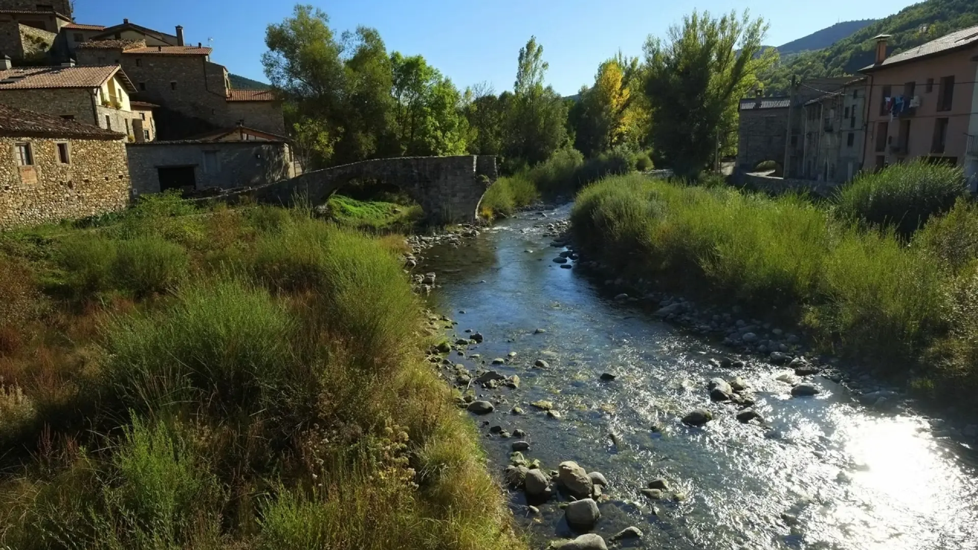 El Pirineo que no conoces: el pueblo mágico con el cielo más limpio de Cataluña para ver las estrellas rodeado de naturaleza thumbnail