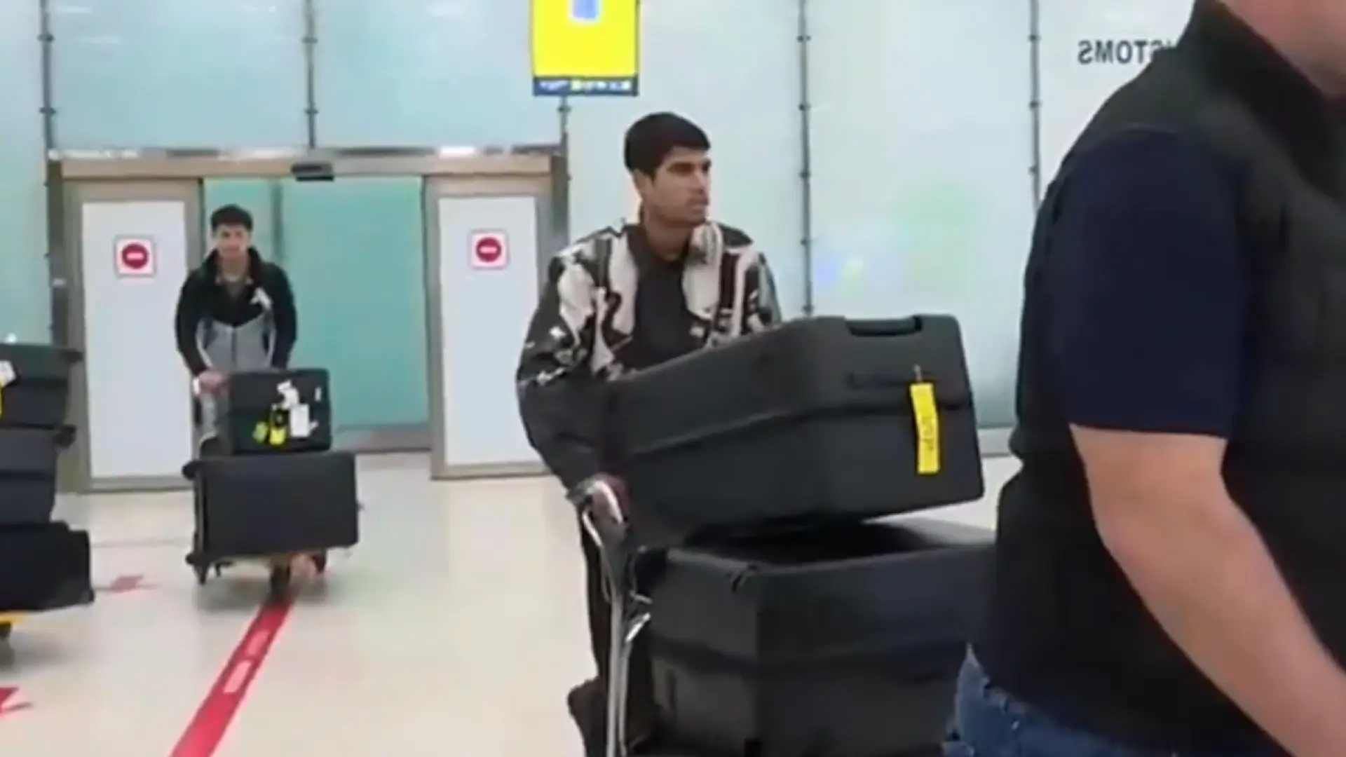 Carlos Alcaraz regresa a España como un viajero más: no hubo recepción en el aeropuerto tras ganar el Open de Australia