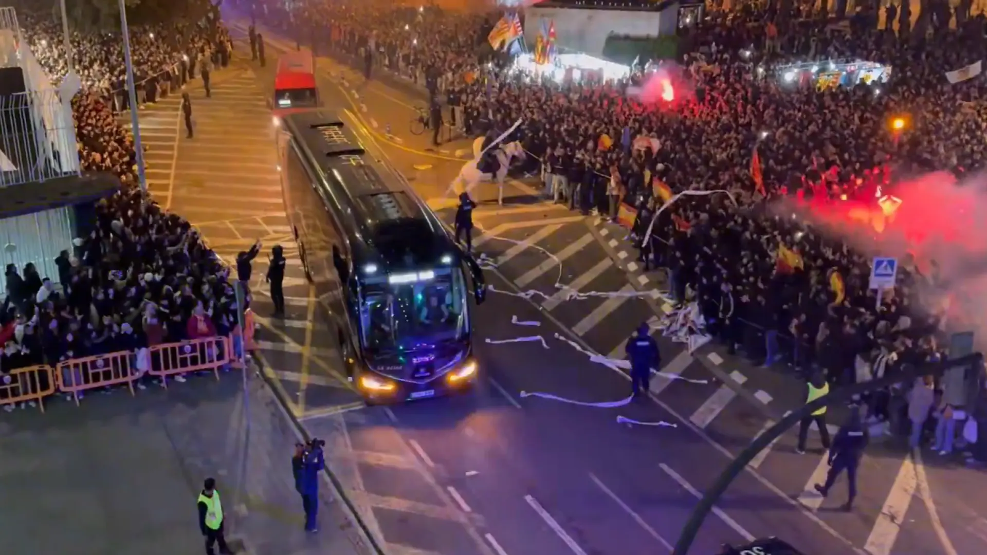 Hostil recibimiento al Athletic Club en Mestalla: insultos, bengalas y lanzamiento de objetos al autobús