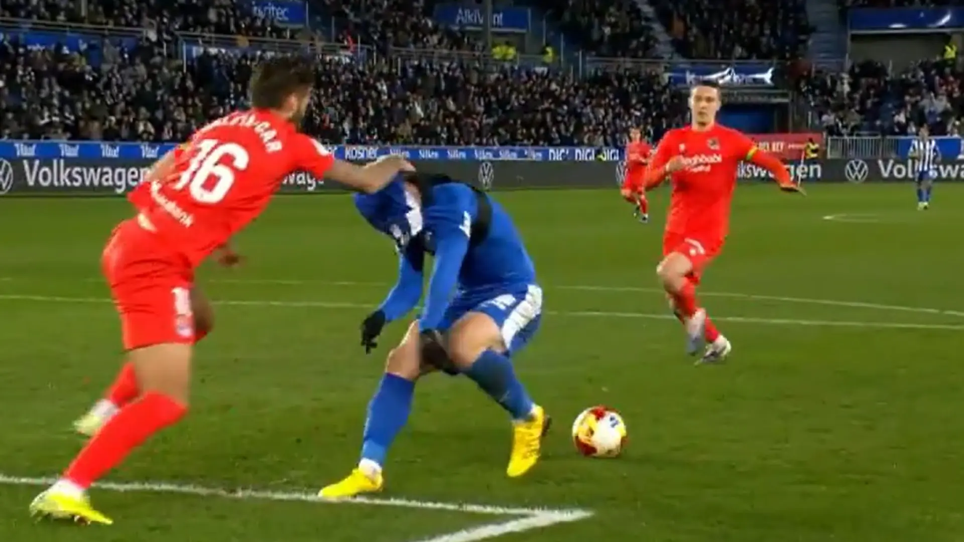 El surrealista penalti pitado en el Alavés – Real Sociedad, nunca visto en la Copa del Rey en 123 años: «Le ha faltado quitarle el GPS»