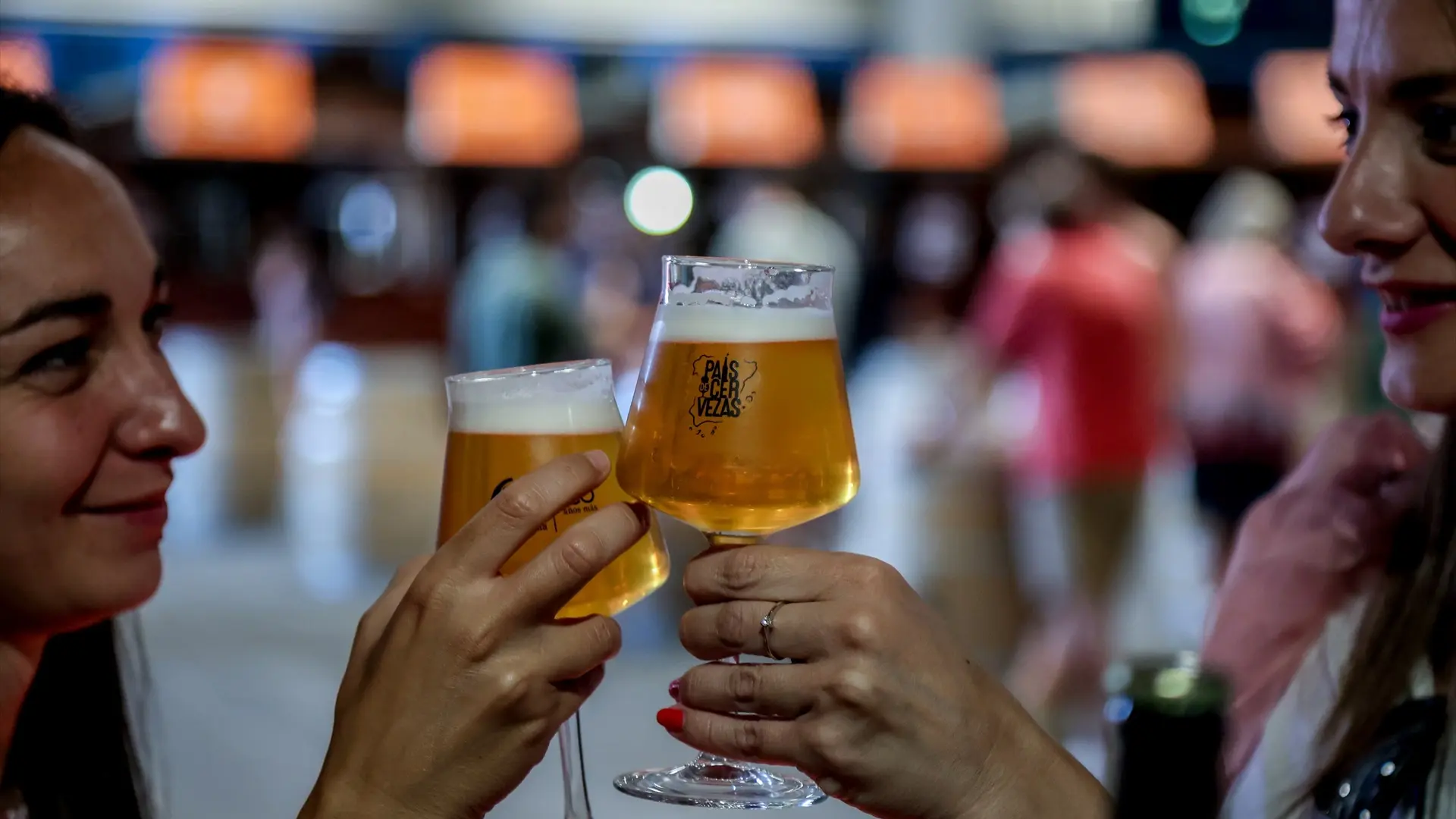 
         Un experto cervecero asegura que beber cerveza directamente de la lata es un gran error 
    