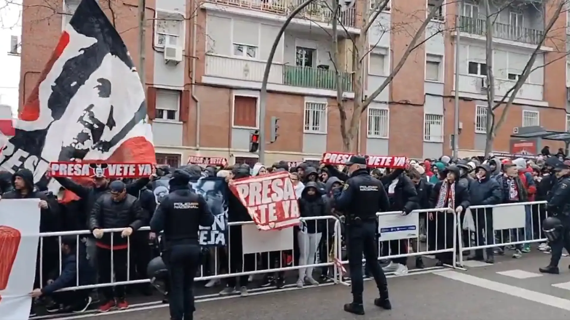 Cientos de aficionados del Rayo protestan y piden la dimisión de Martín Presa en Vallecas: «Vete ya»