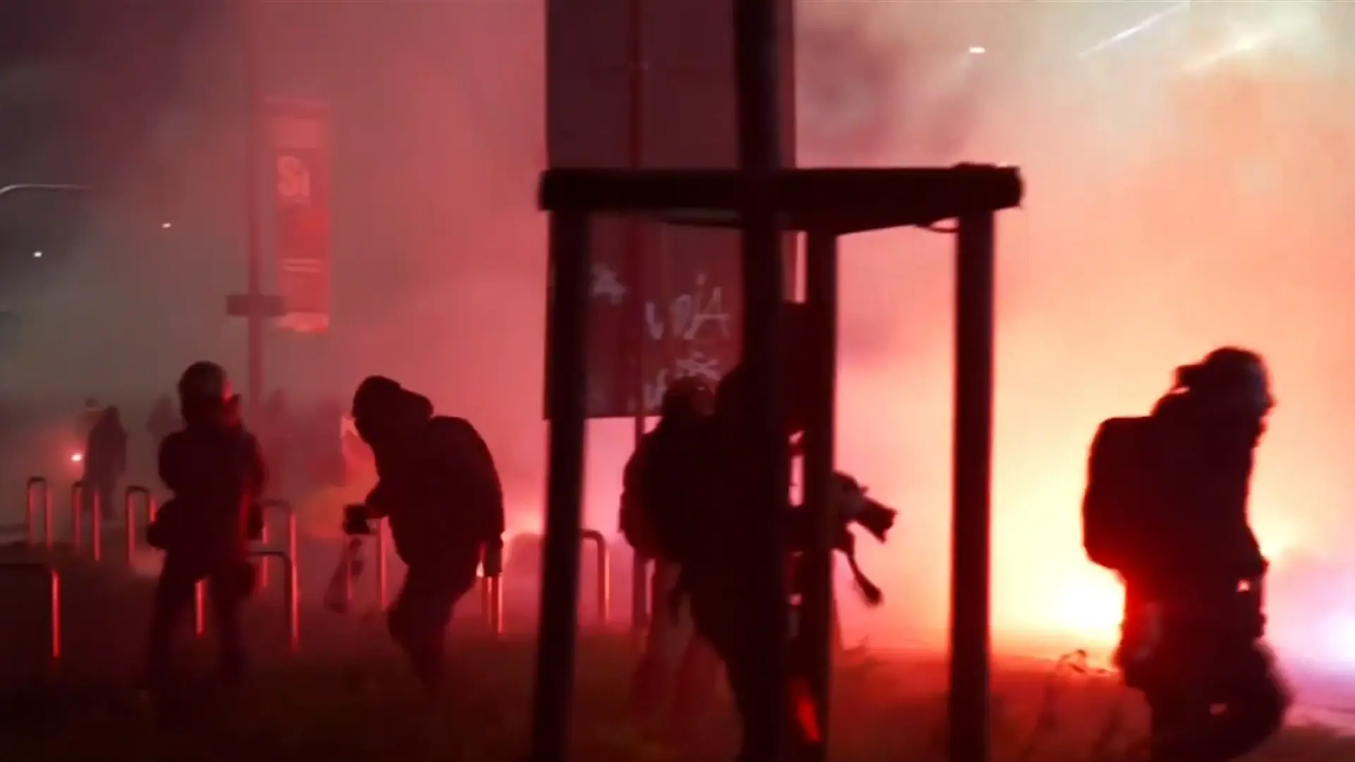 Tensa manifestación contra los JJ. OO. de invierno en Milán: cinco detenidos tras el lanzamiento de fuegos artificiales
