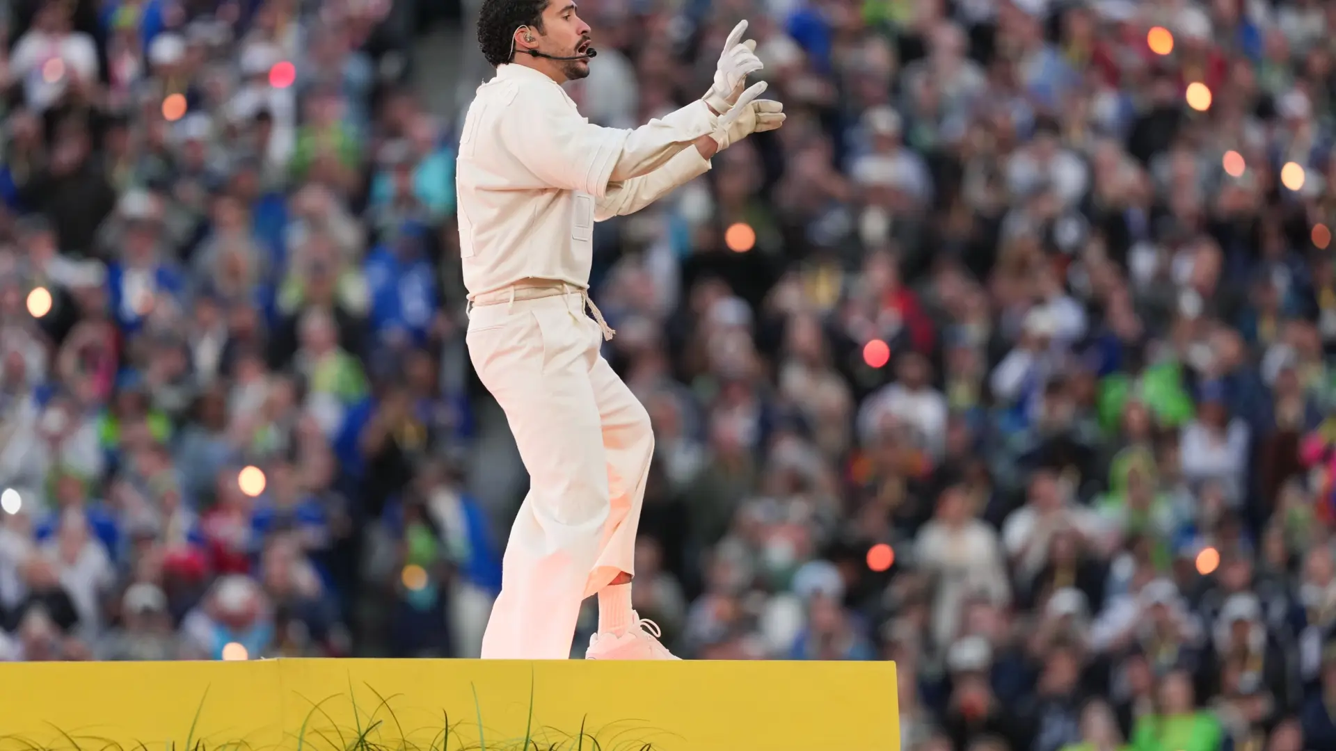 Bad Bunny arranca con su actuación del descanso del Super Bowl