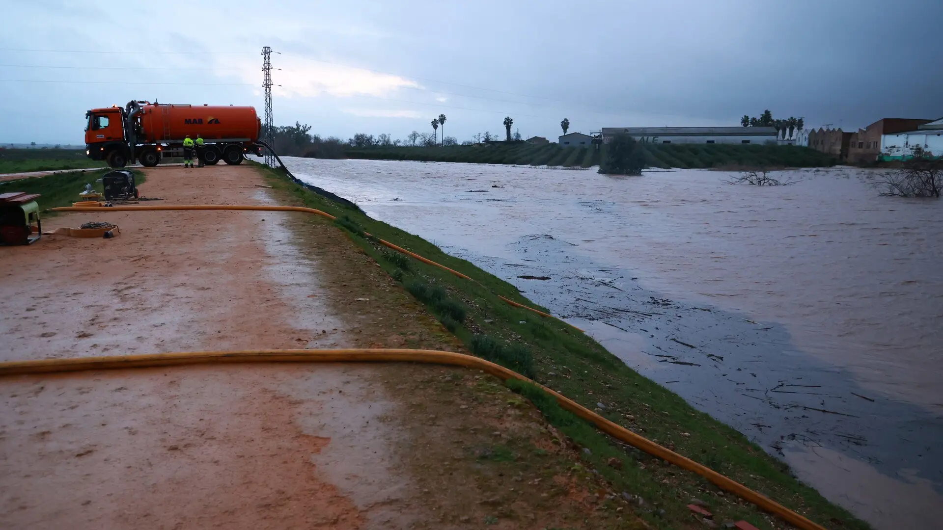 El temporal castiga a Sevilla: nivel rojo en el Guadalquivir, 20 carreteras afectadas y 108 desalojados