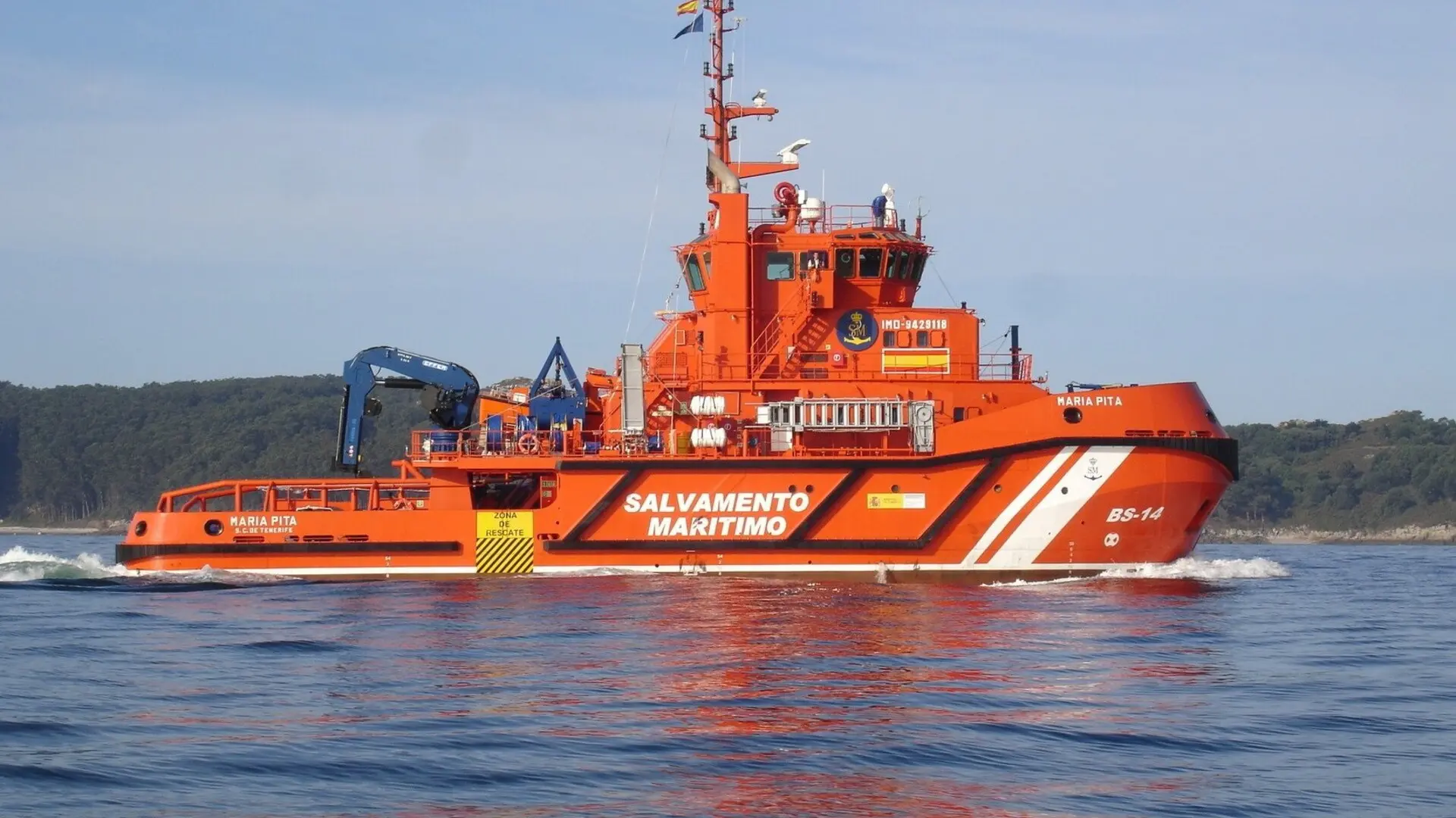 Rescatados los siete tripulantes de un buque que sufrió una escora y quedó a la deriva en A Coruña