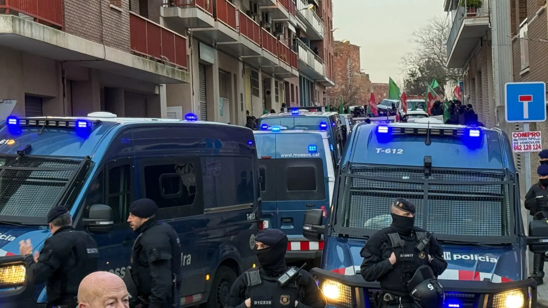 Suspendido el desalojo del Bloc 8 de Manresa en medio de un amplio dispositivo policial