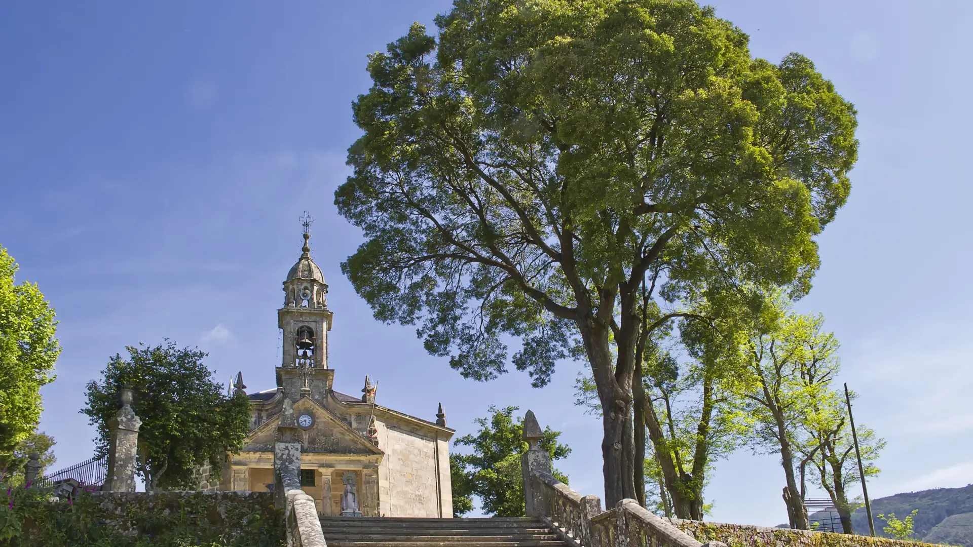 El pueblo de Galicia que visitó Vicente del Bosque para agradecer a la Virgen la Copa del Mundo thumbnail
