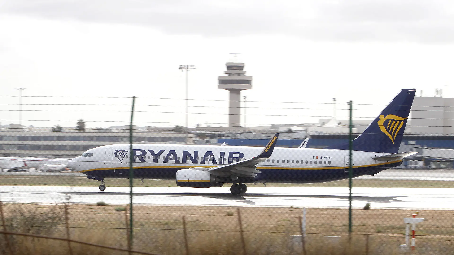 Un pasajero agrede a un trabajador de Ryanair tras una discusión por el peso del equipaje en el aeropuerto