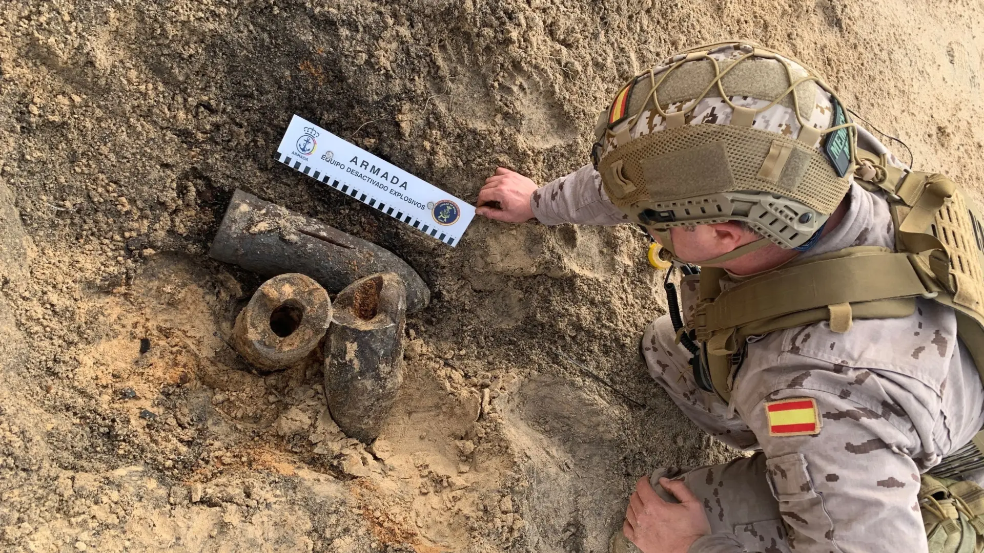 La Armada desactiva dos proyectiles del siglo XX en una playa de Cádiz