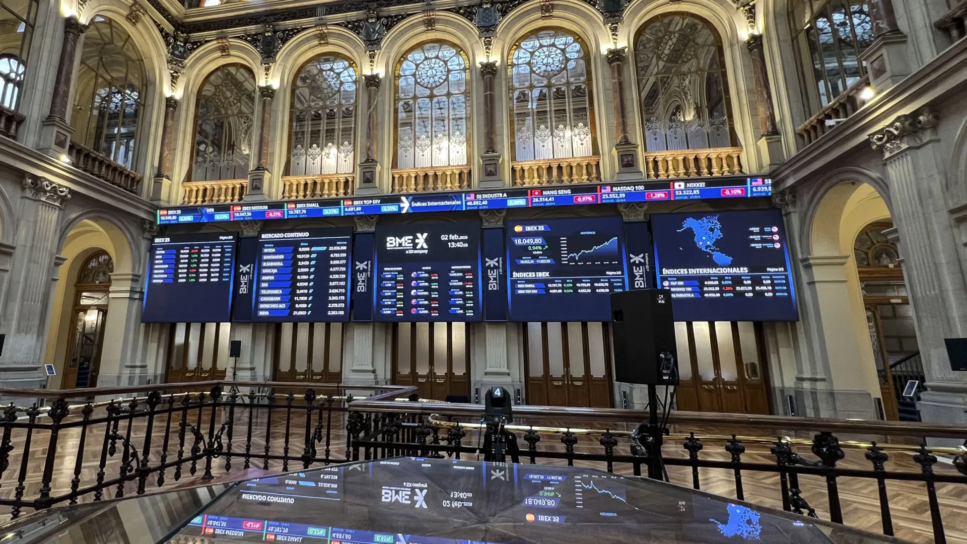 El Ibex 35 alcanza un nuevo máximo histórico y pone de nuevo a tiro los 18.200 puntos