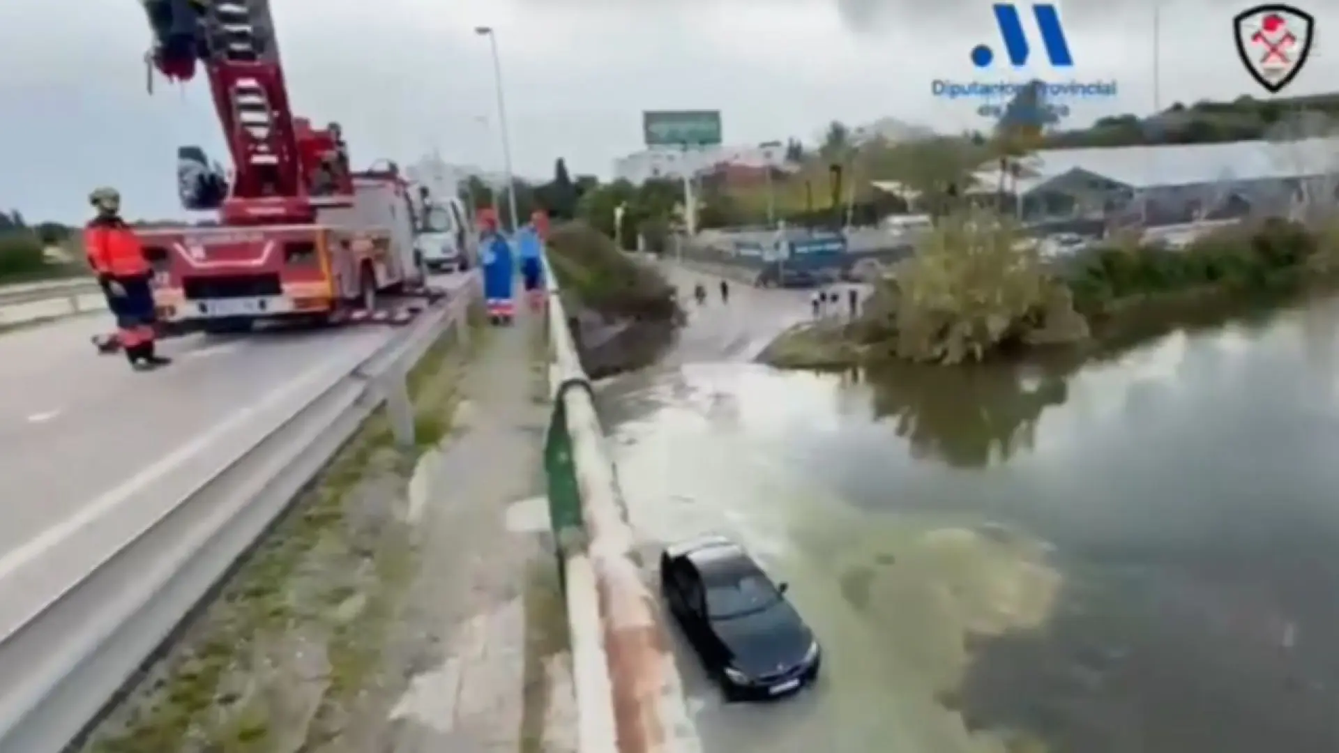 Rescatan a una conductora en un coche que intentó cruzar un río en Estepona